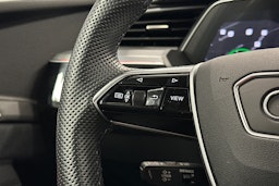 valkoinen Audi e-tron 2022 kuva 22.