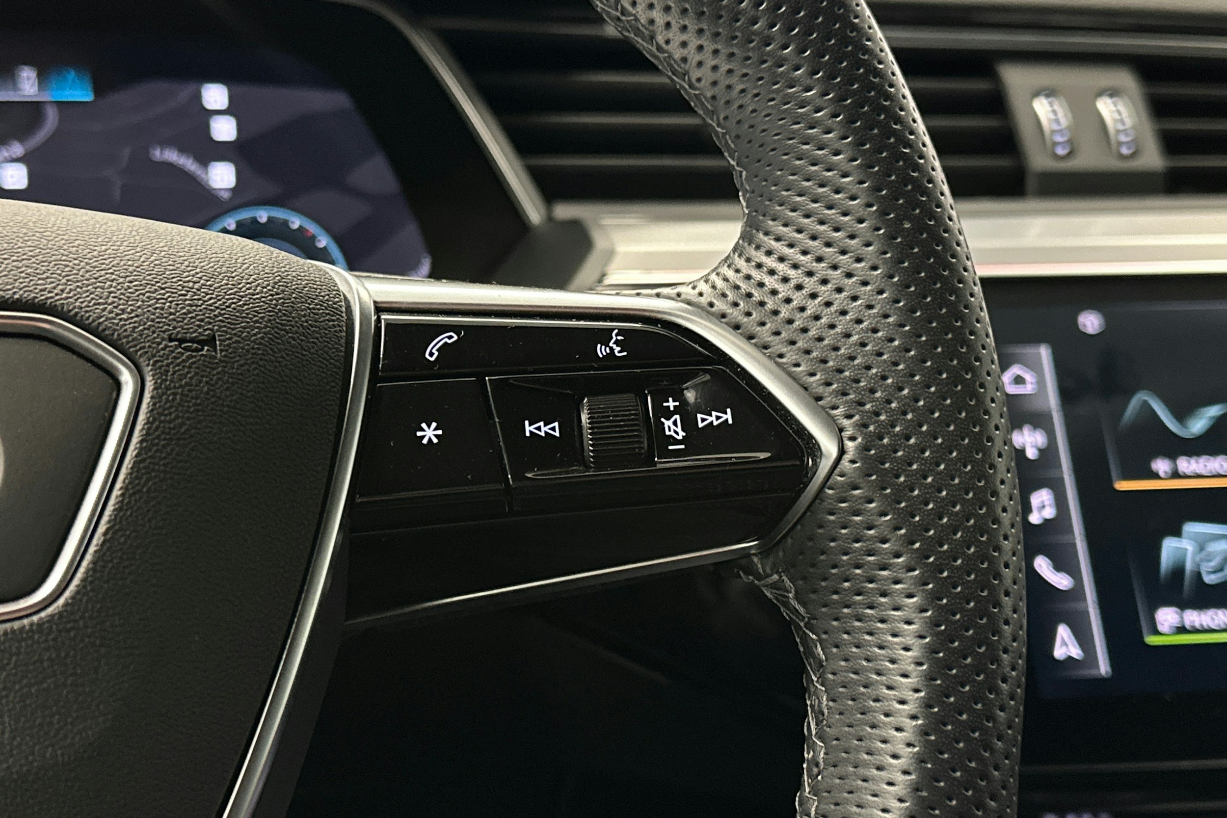 valkoinen Audi e-tron 2022 kuva 23.