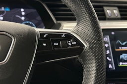 valkoinen Audi e-tron 2022 kuva 23.