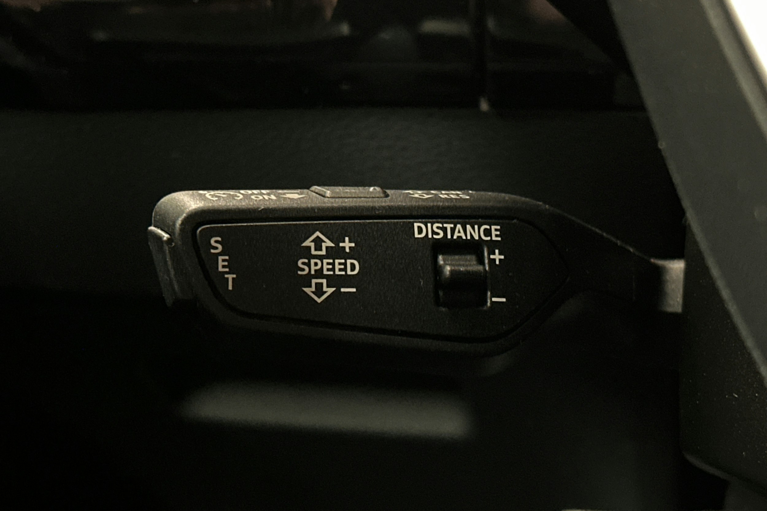 valkoinen Audi e-tron 2022 kuva 24.