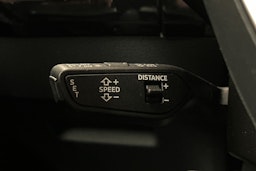 valkoinen Audi e-tron 2022 kuva 24.