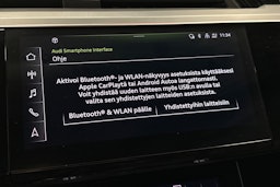 valkoinen Audi e-tron 2022 kuva 26.