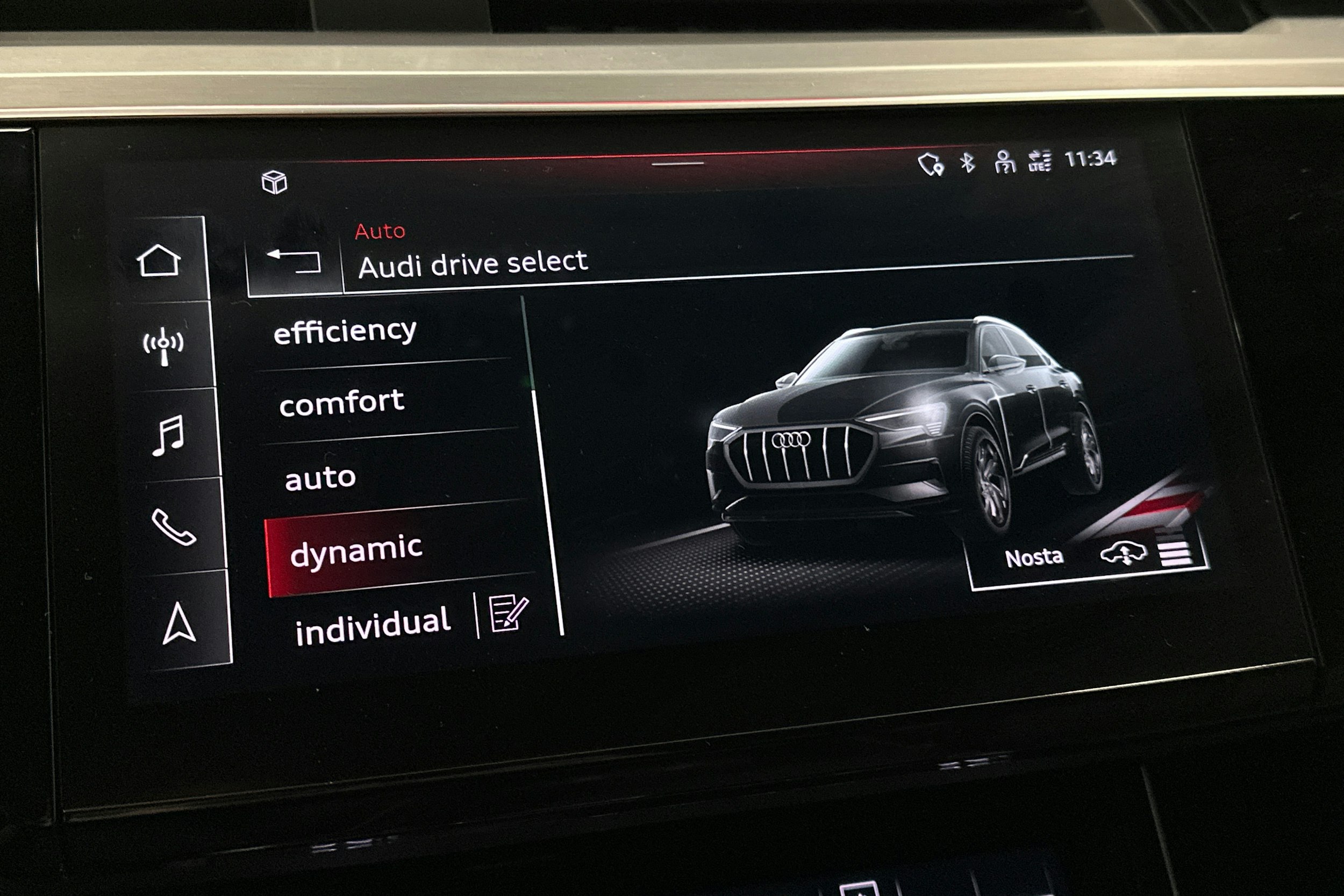 valkoinen Audi e-tron 2022 kuva 27.