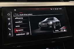 valkoinen Audi e-tron 2022 kuva 27.