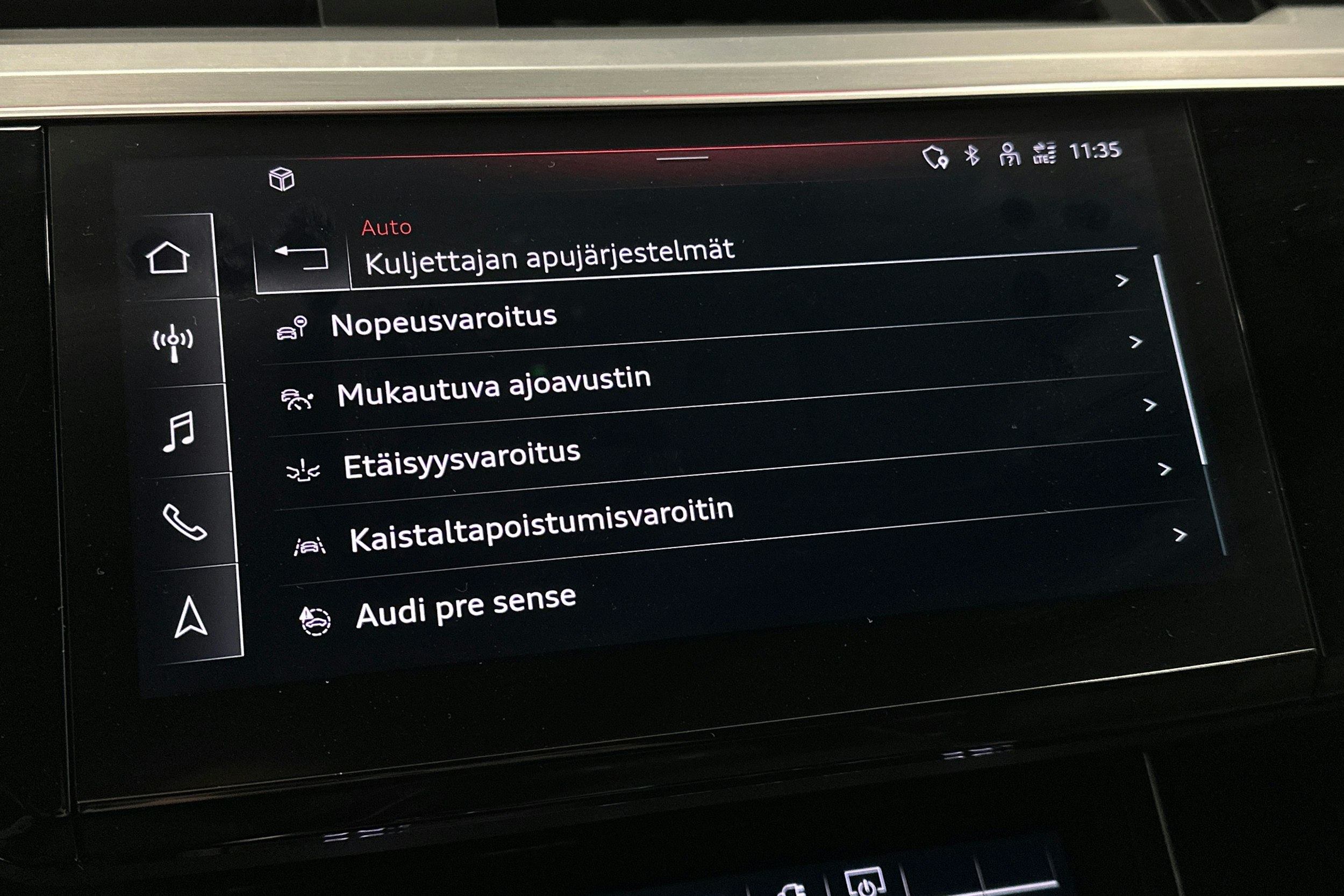 valkoinen Audi e-tron 2022 kuva 30.