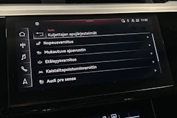 valkoinen Audi e-tron 2022 kuva 30.