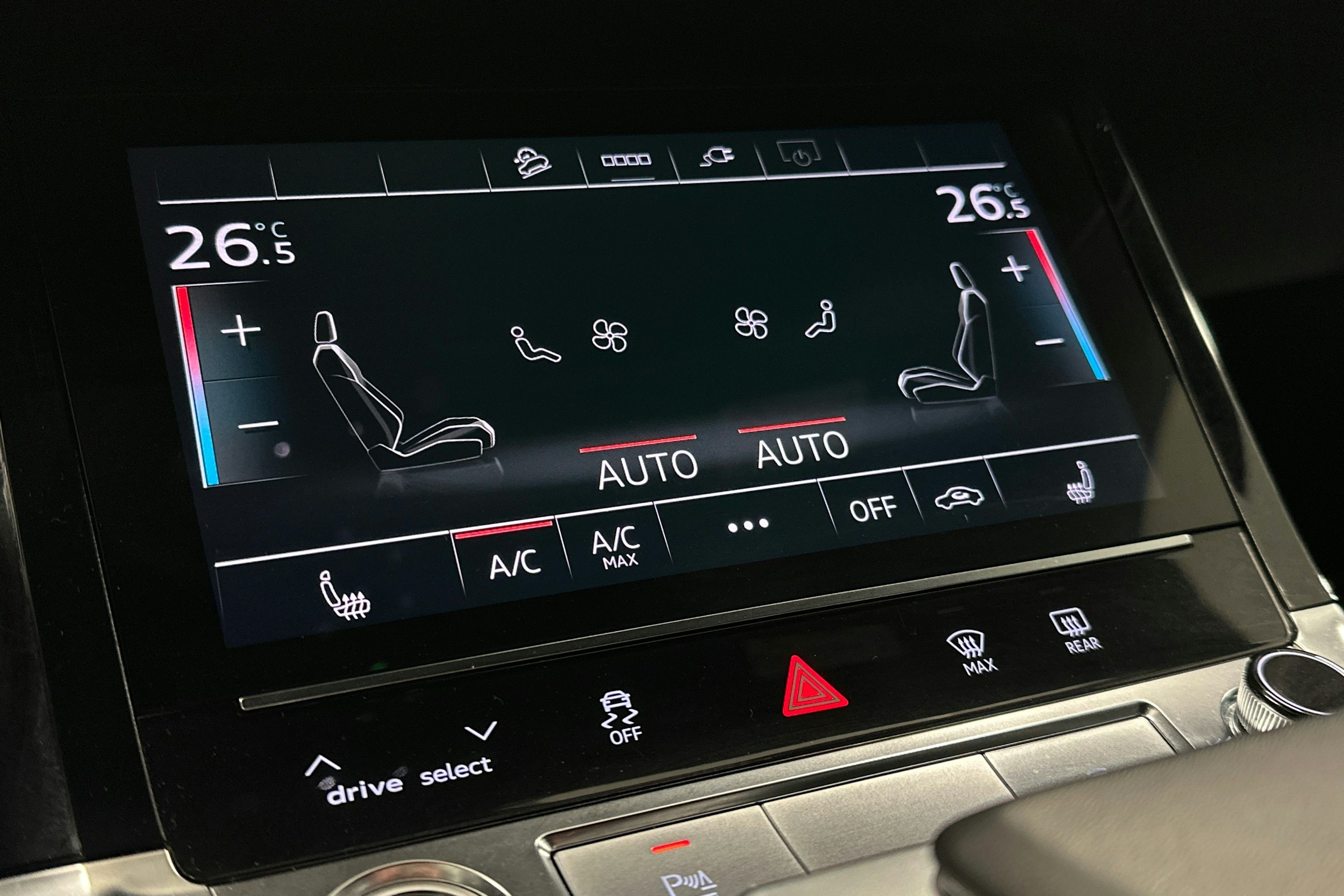 valkoinen Audi e-tron 2022 kuva 34.