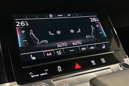 valkoinen Audi e-tron 2022 kuva 34.