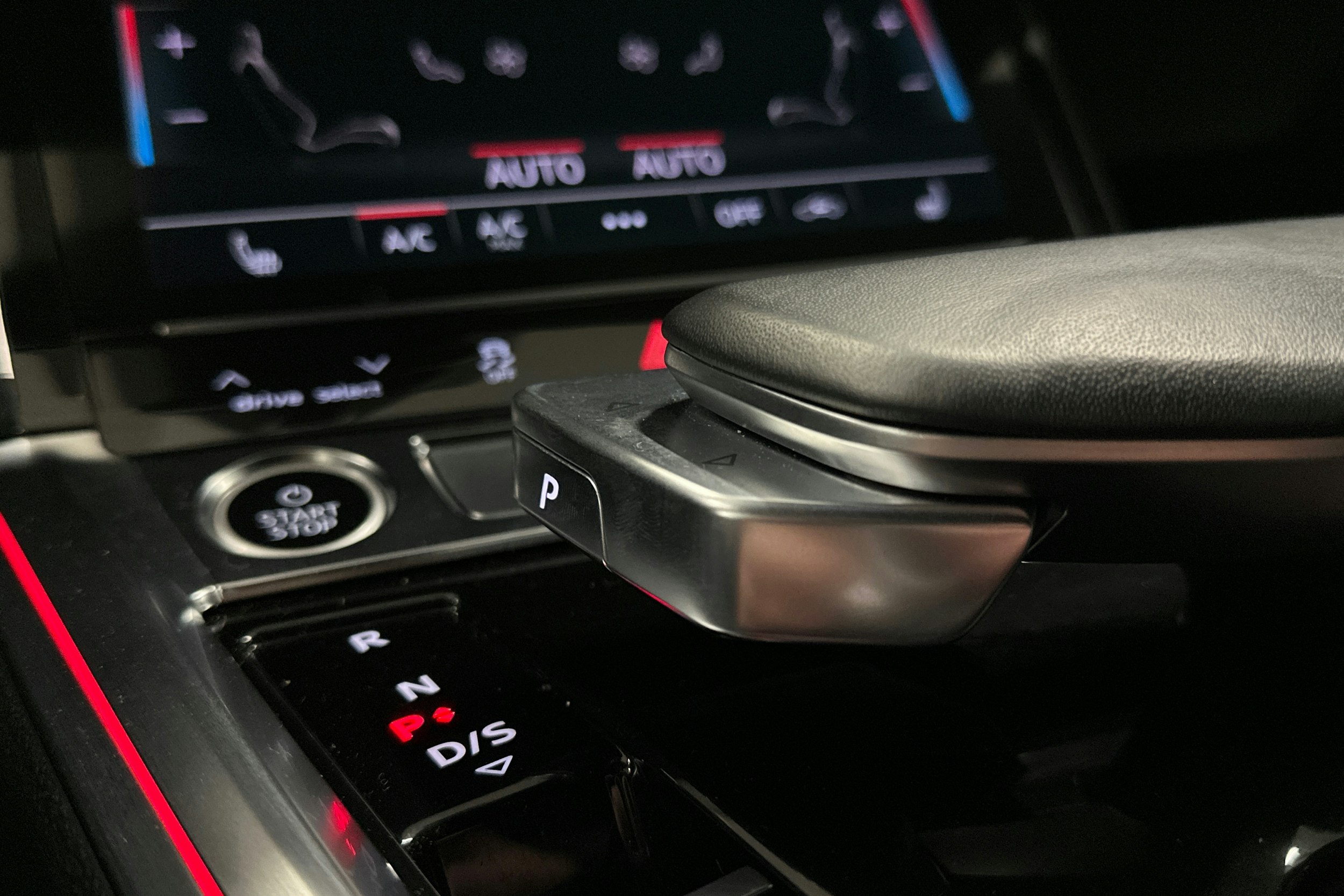 valkoinen Audi e-tron 2022 kuva 35.