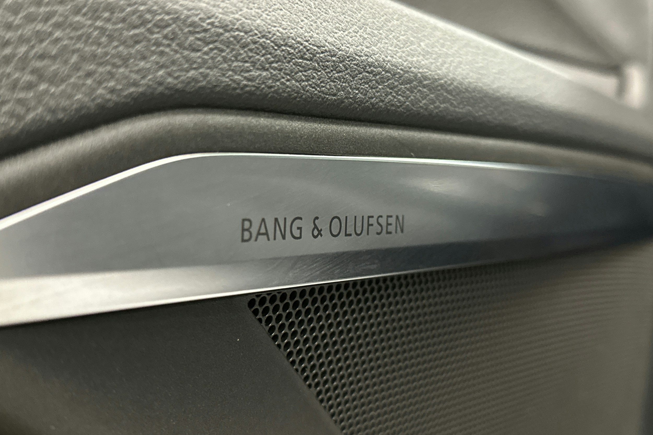 valkoinen Audi e-tron 2022 kuva 36.