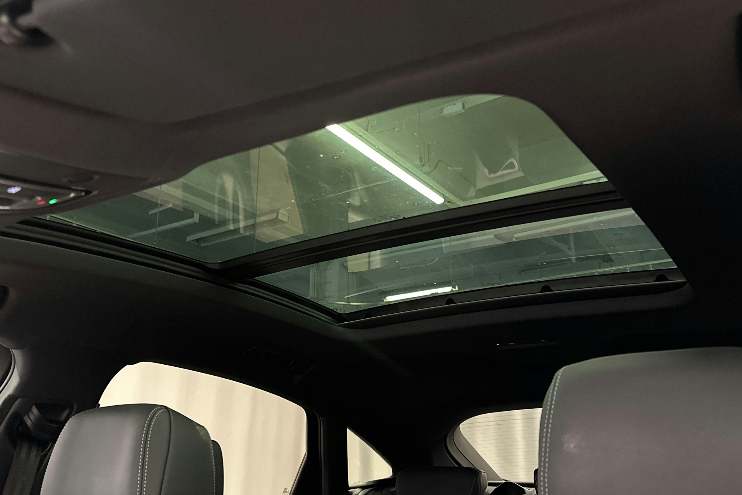 valkoinen Audi e-tron 2022 kuva 37.