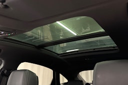 valkoinen Audi e-tron 2022 kuva 37.