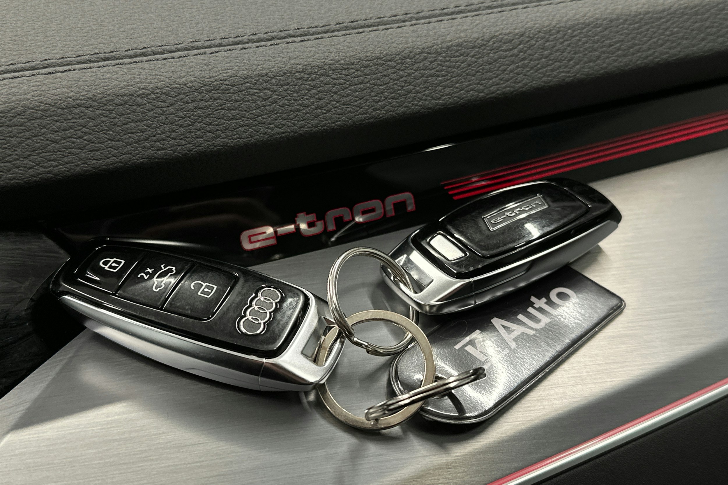 valkoinen Audi e-tron 2022 kuva 38.