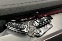 valkoinen Audi e-tron 2022 kuva 38.