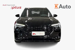 Musta Audi e-tron 2022 kuva 4.