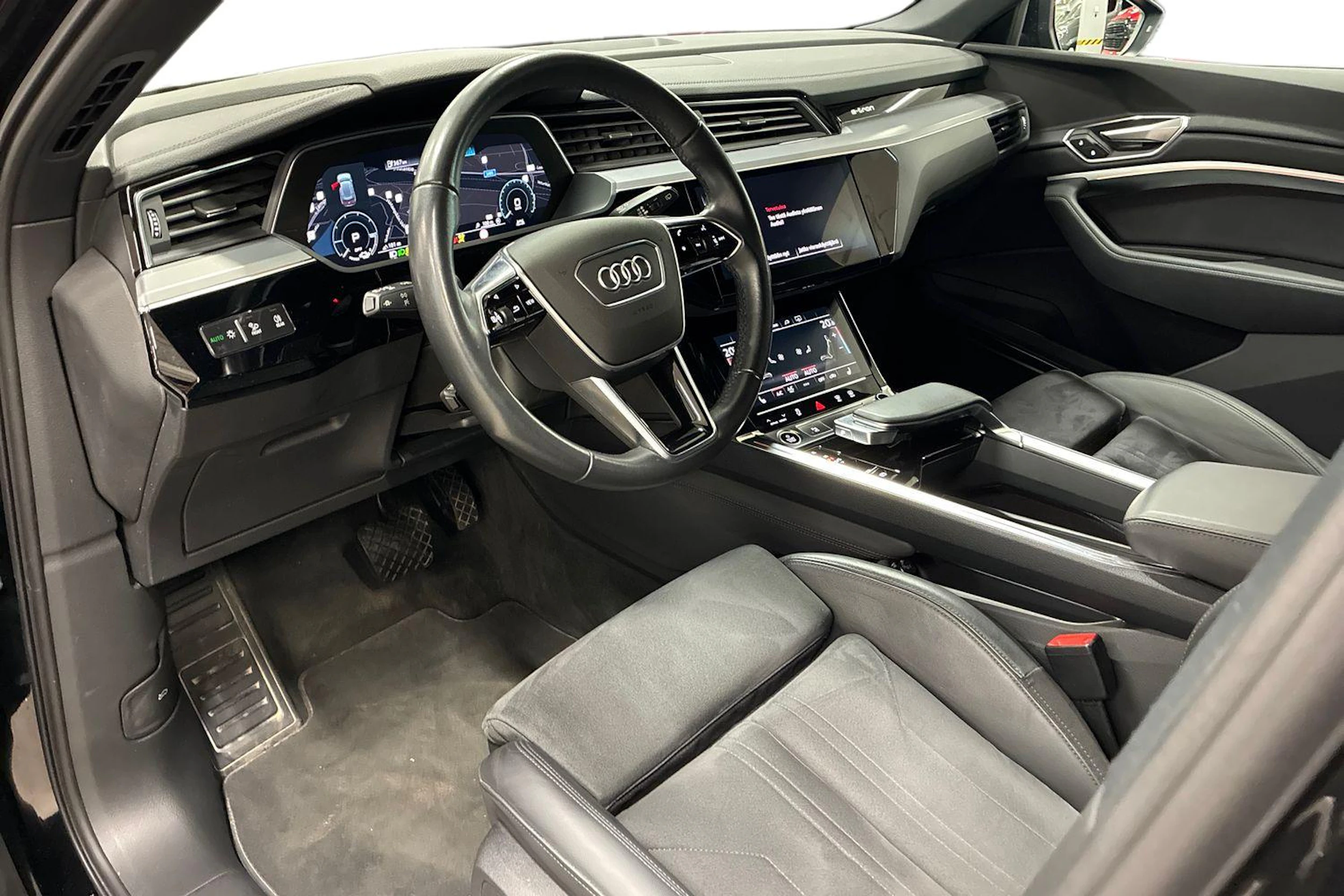 Musta Audi e-tron 2022 kuva 6.
