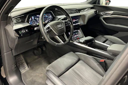 Musta Audi e-tron 2022 kuva 6.