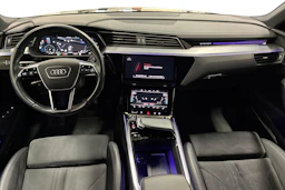 Musta Audi e-tron 2022 kuva 7.
