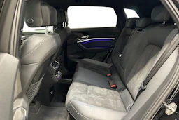 Musta Audi e-tron 2022 kuva 8.