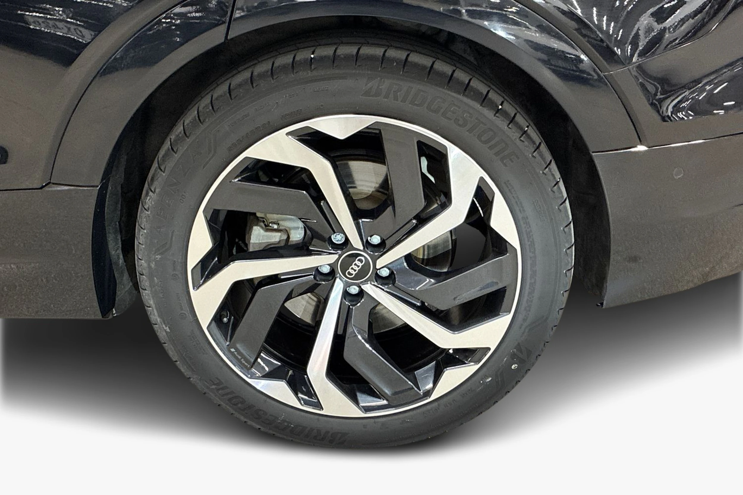 Musta Audi e-tron 2022 kuva 9.