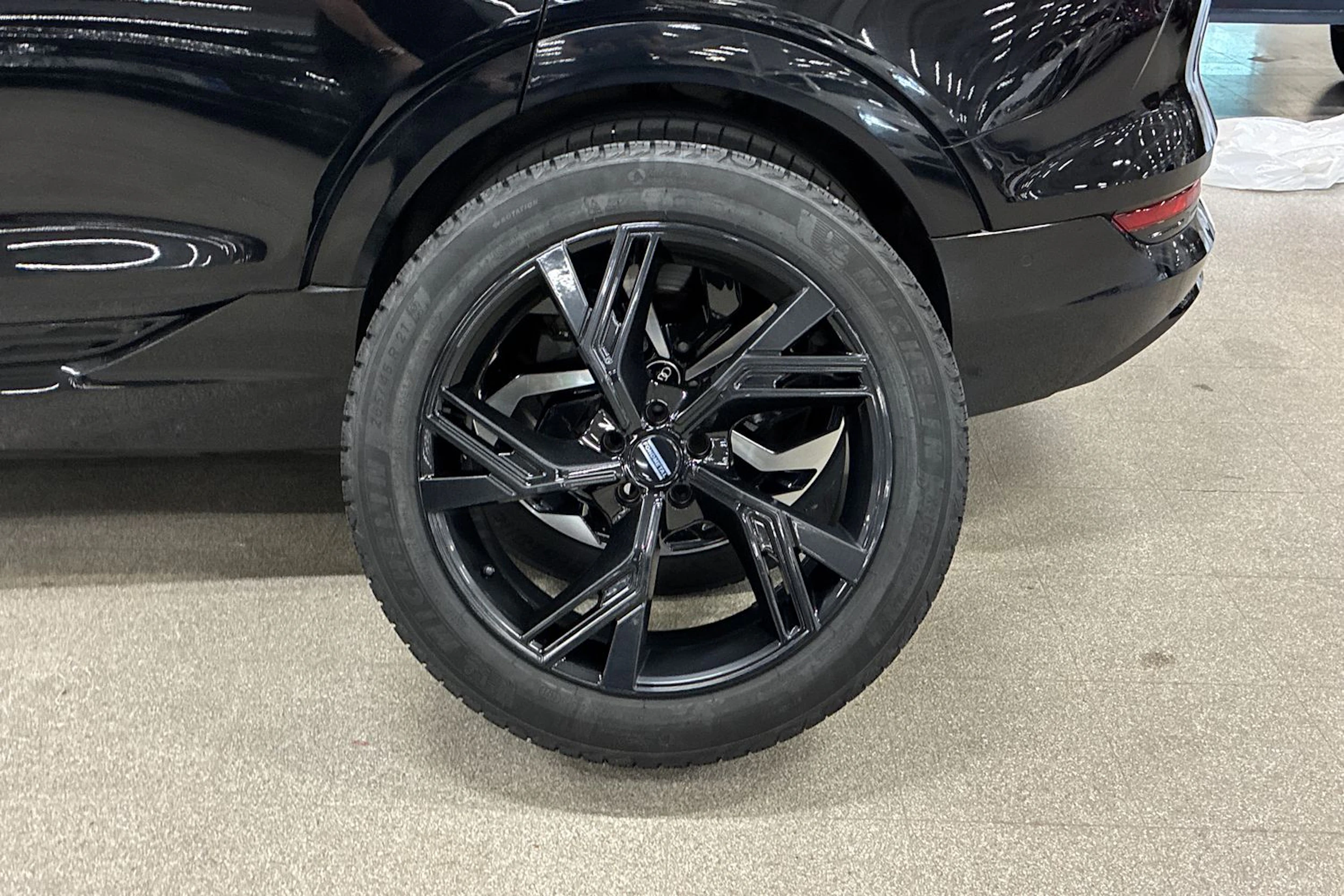 Musta Audi e-tron 2022 kuva 10.