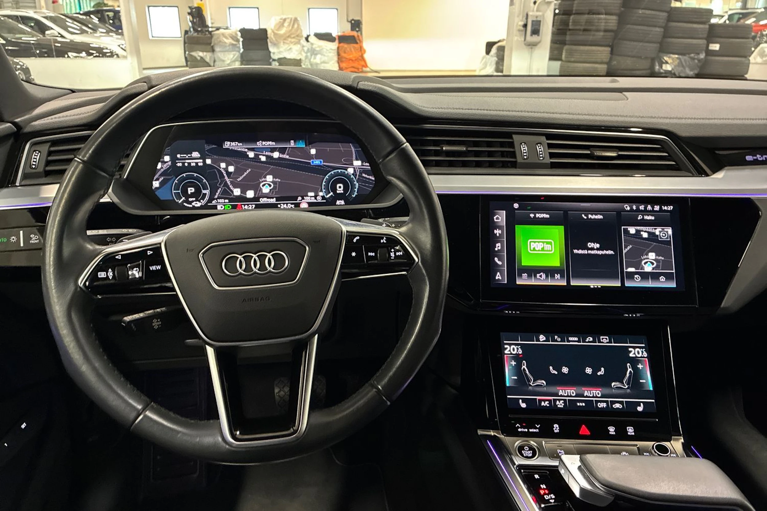 Musta Audi e-tron 2022 kuva 11.
