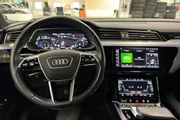 Musta Audi e-tron 2022 kuva 11.