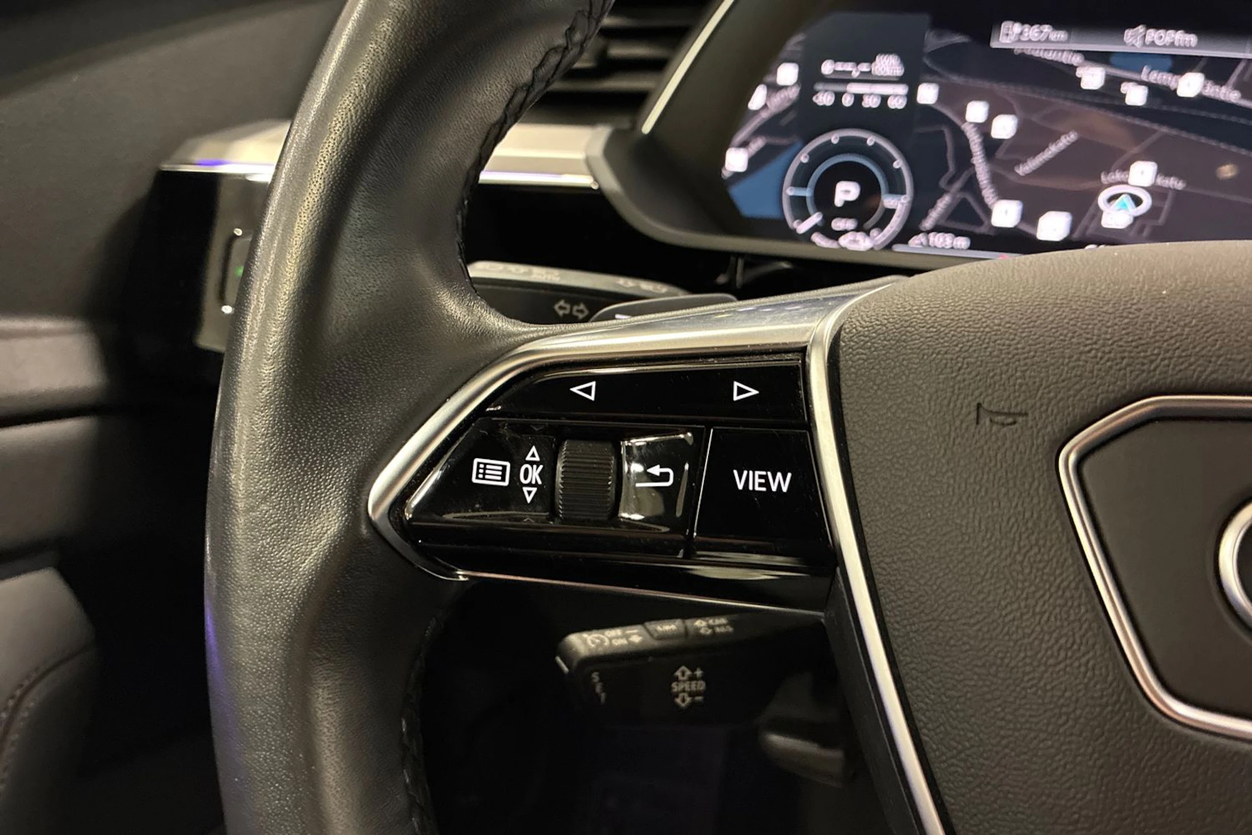 Musta Audi e-tron 2022 kuva 13.