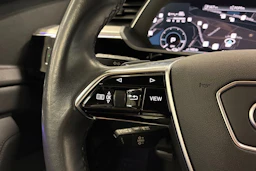 Musta Audi e-tron 2022 kuva 13.
