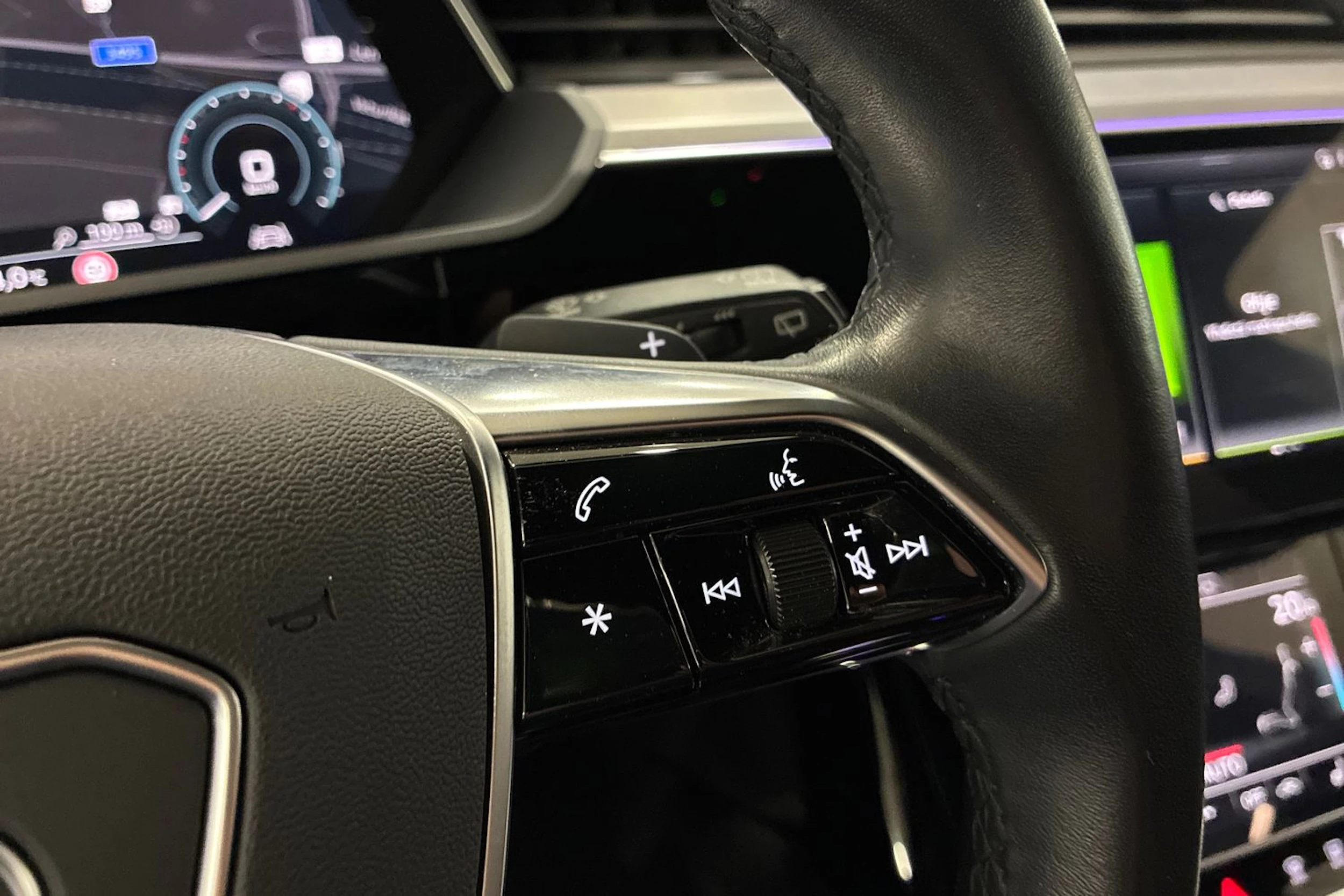 Musta Audi e-tron 2022 kuva 14.