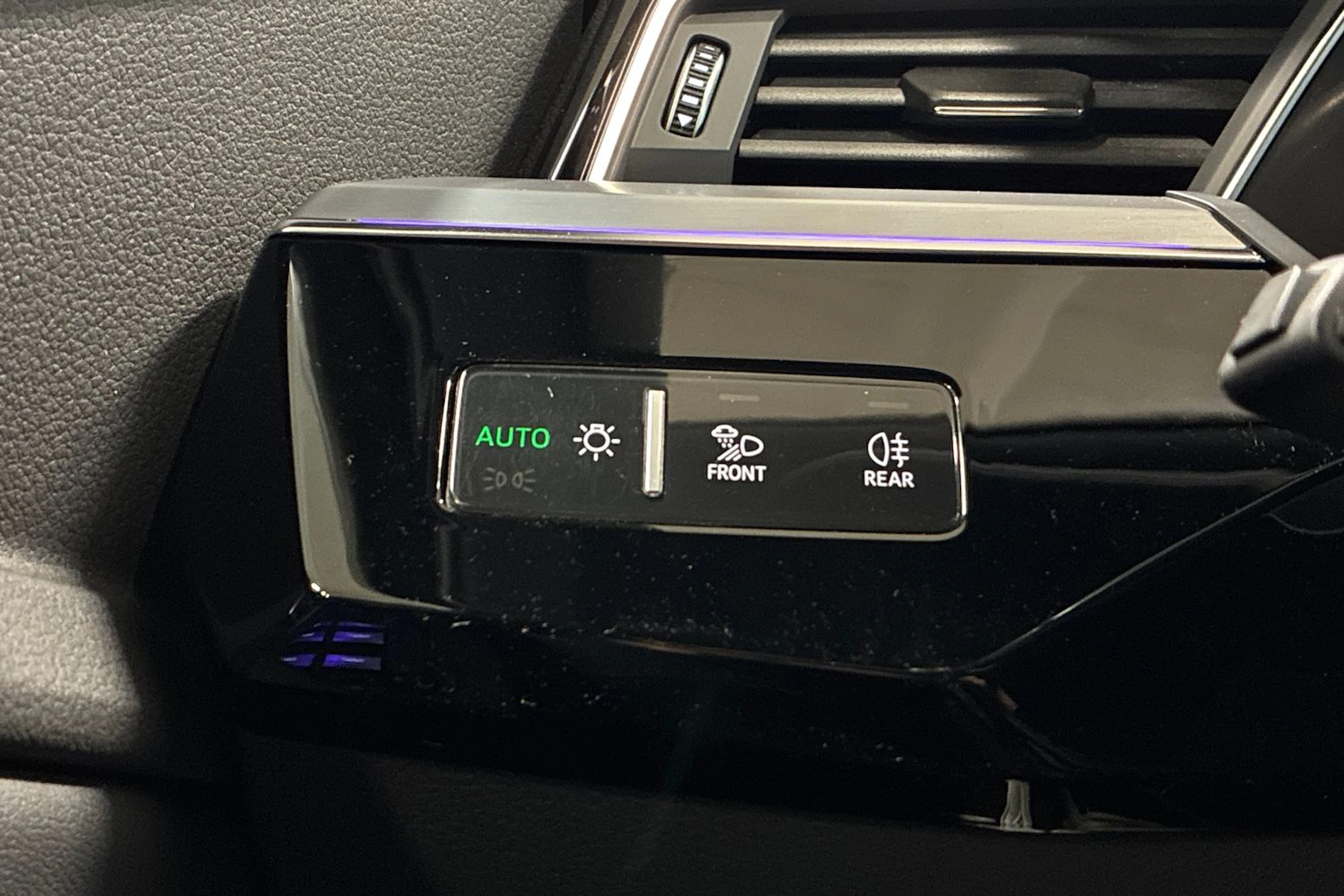 Musta Audi e-tron 2022 kuva 16.