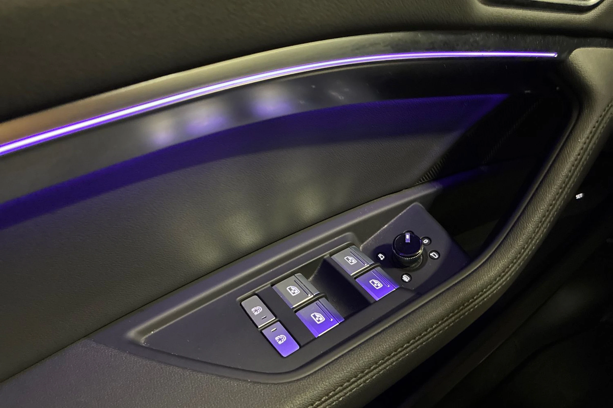 Musta Audi e-tron 2022 kuva 17.