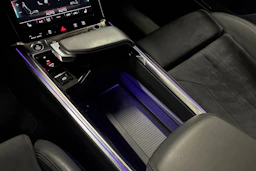 Musta Audi e-tron 2022 kuva 18.