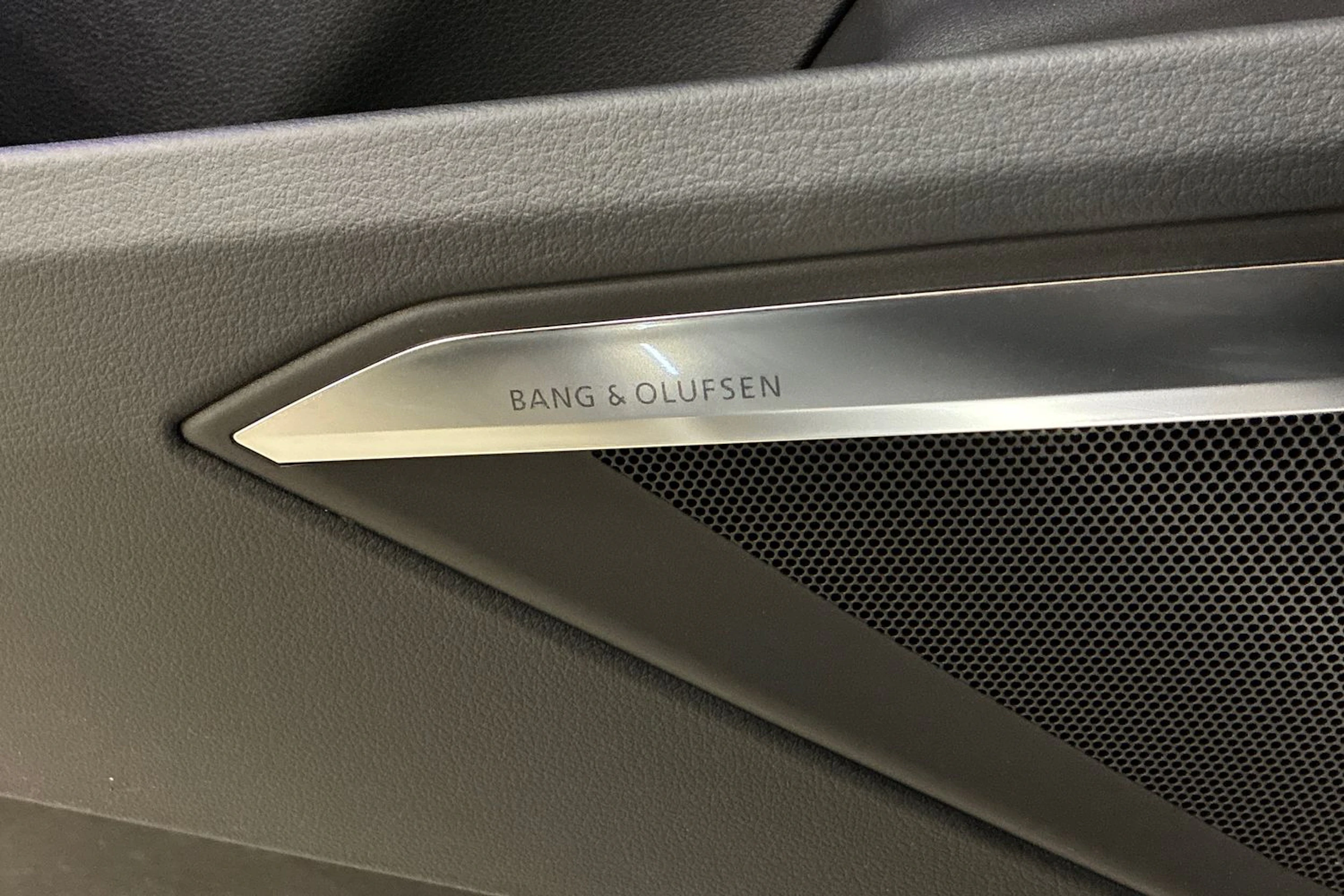 Musta Audi e-tron 2022 kuva 24.
