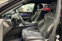Musta Audi e-tron 2022 kuva 25.