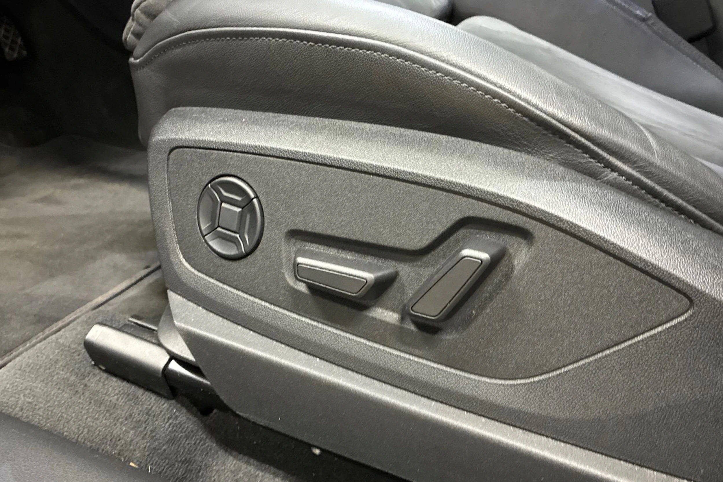 Musta Audi e-tron 2022 kuva 26.