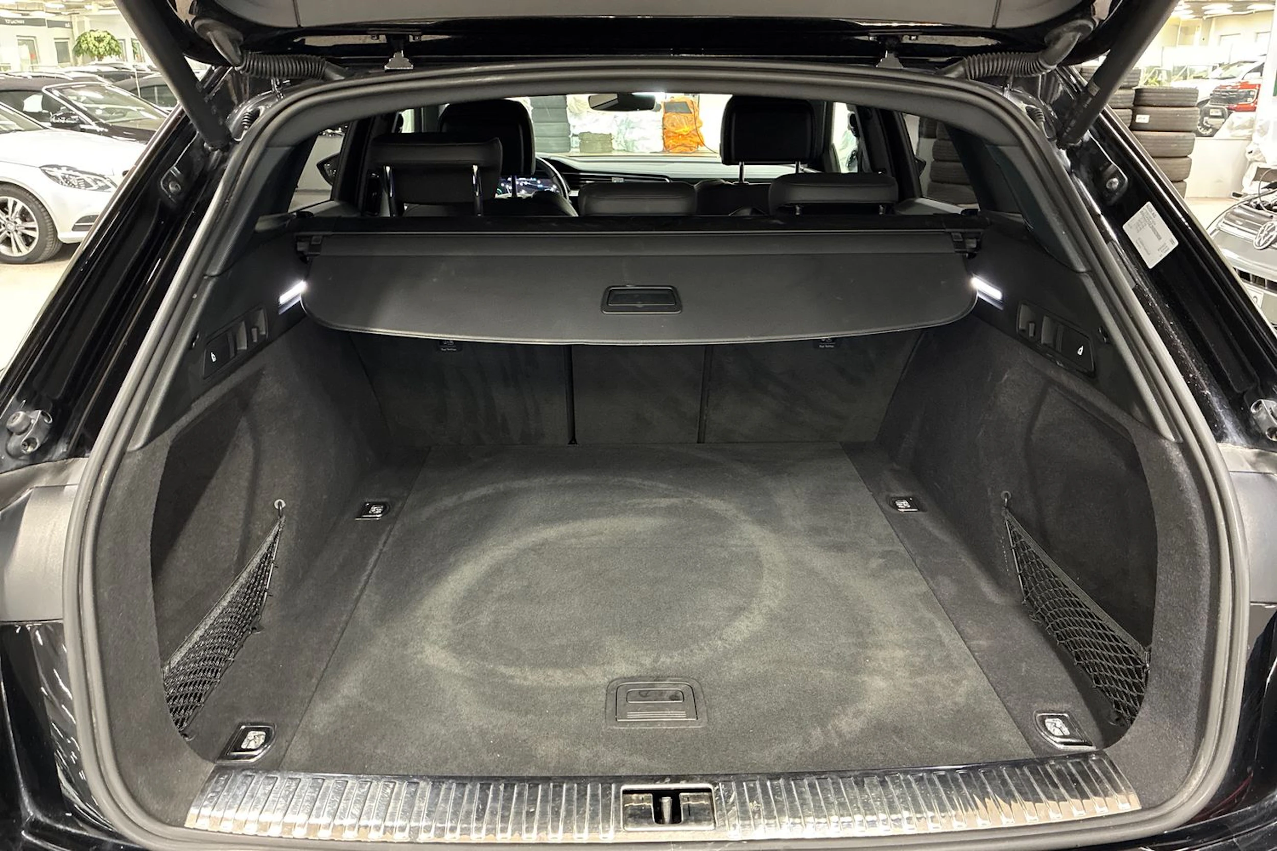 Musta Audi e-tron 2022 kuva 27.