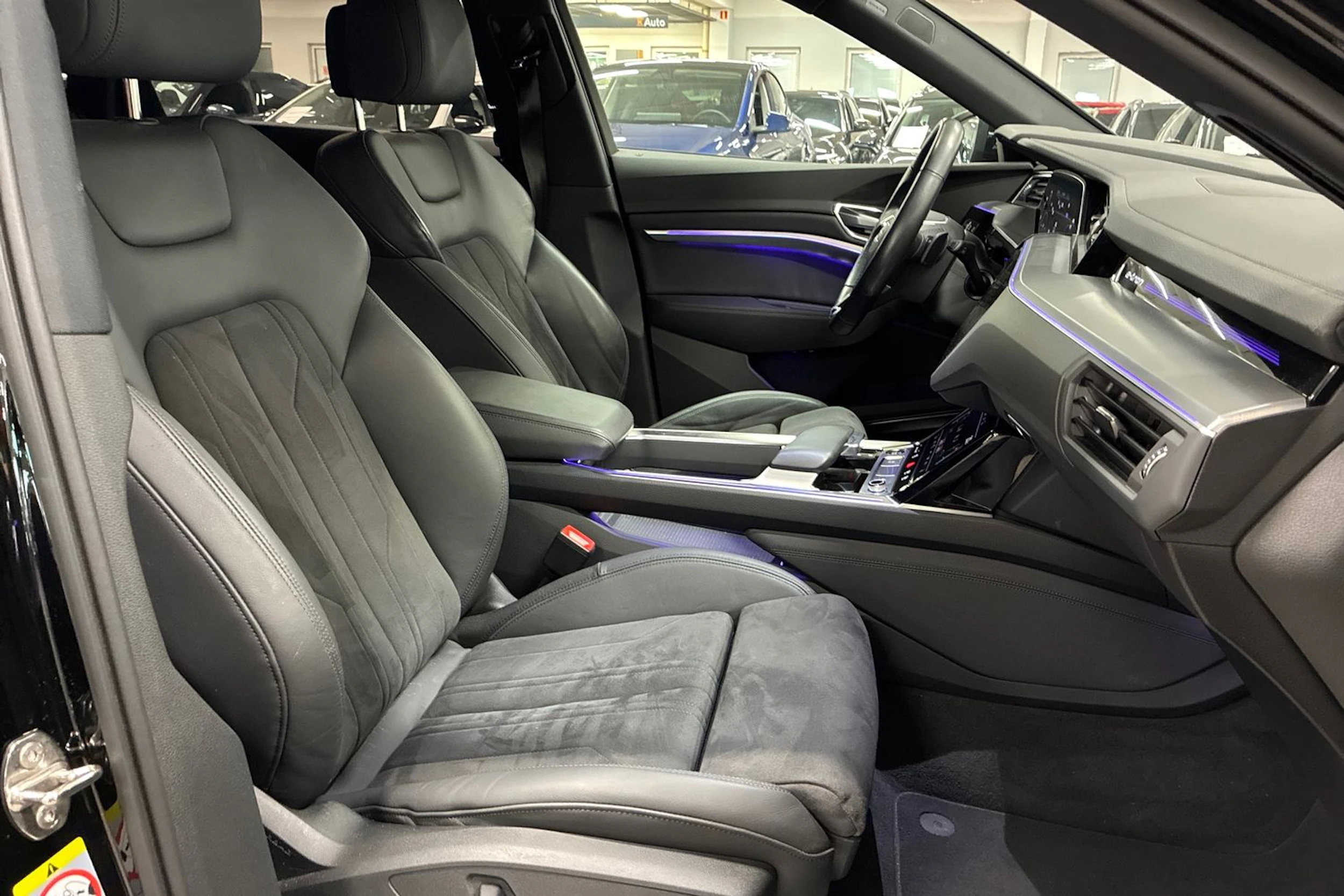 Musta Audi e-tron 2022 kuva 29.
