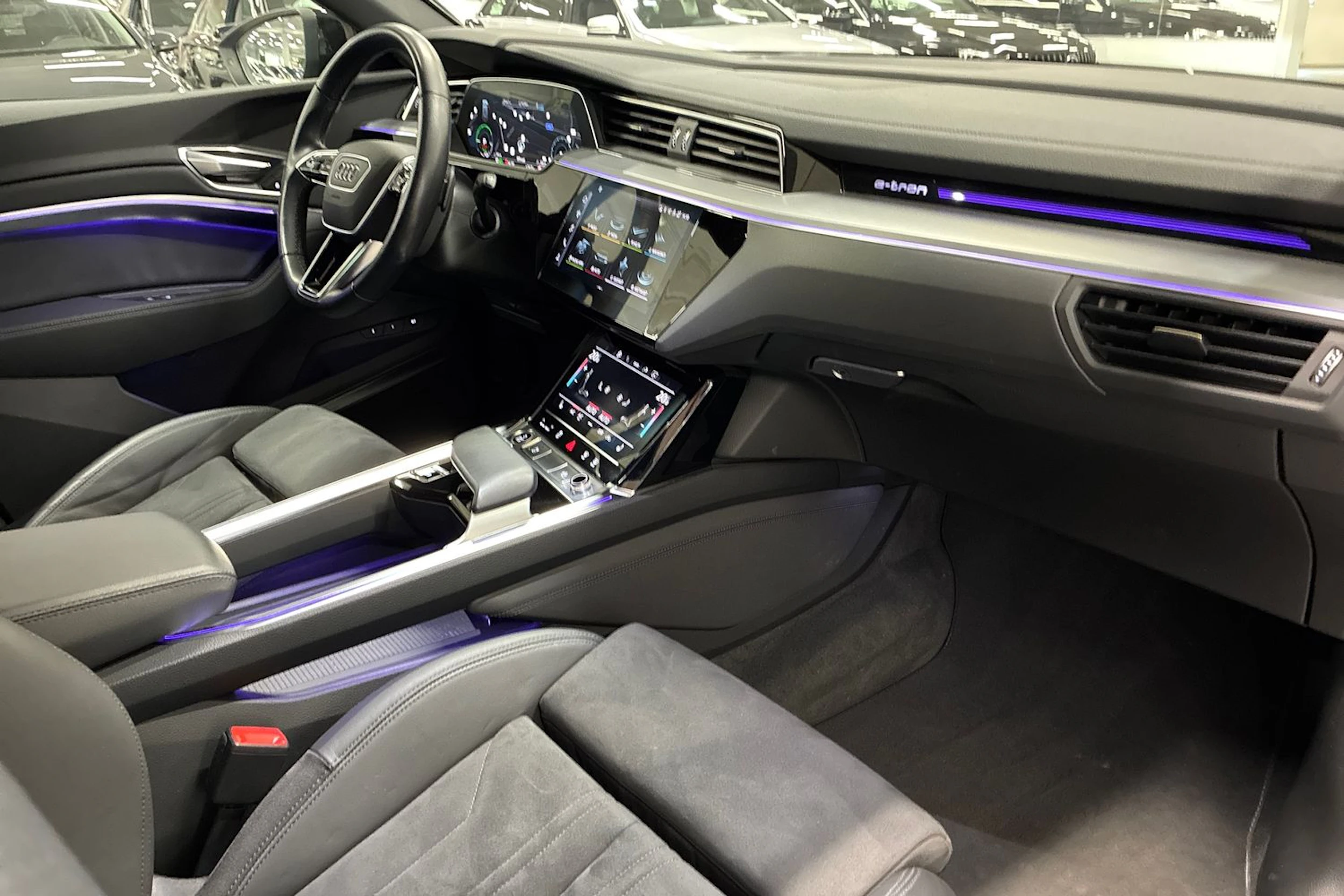 Musta Audi e-tron 2022 kuva 30.