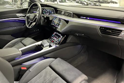Musta Audi e-tron 2022 kuva 30.