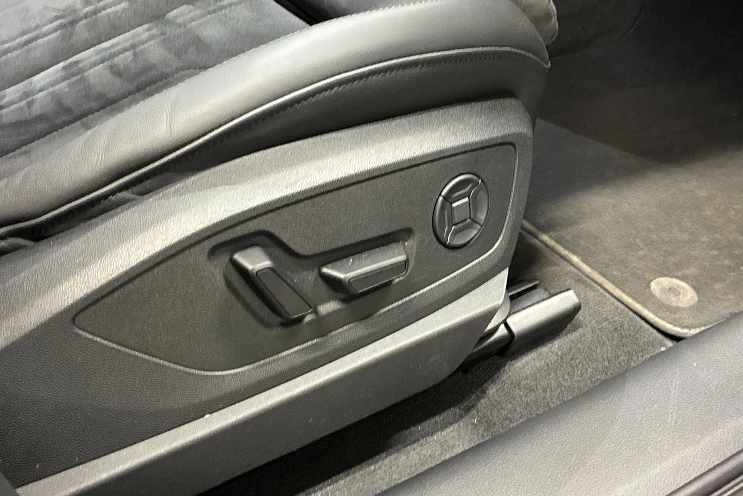 Musta Audi e-tron 2022 kuva 31.