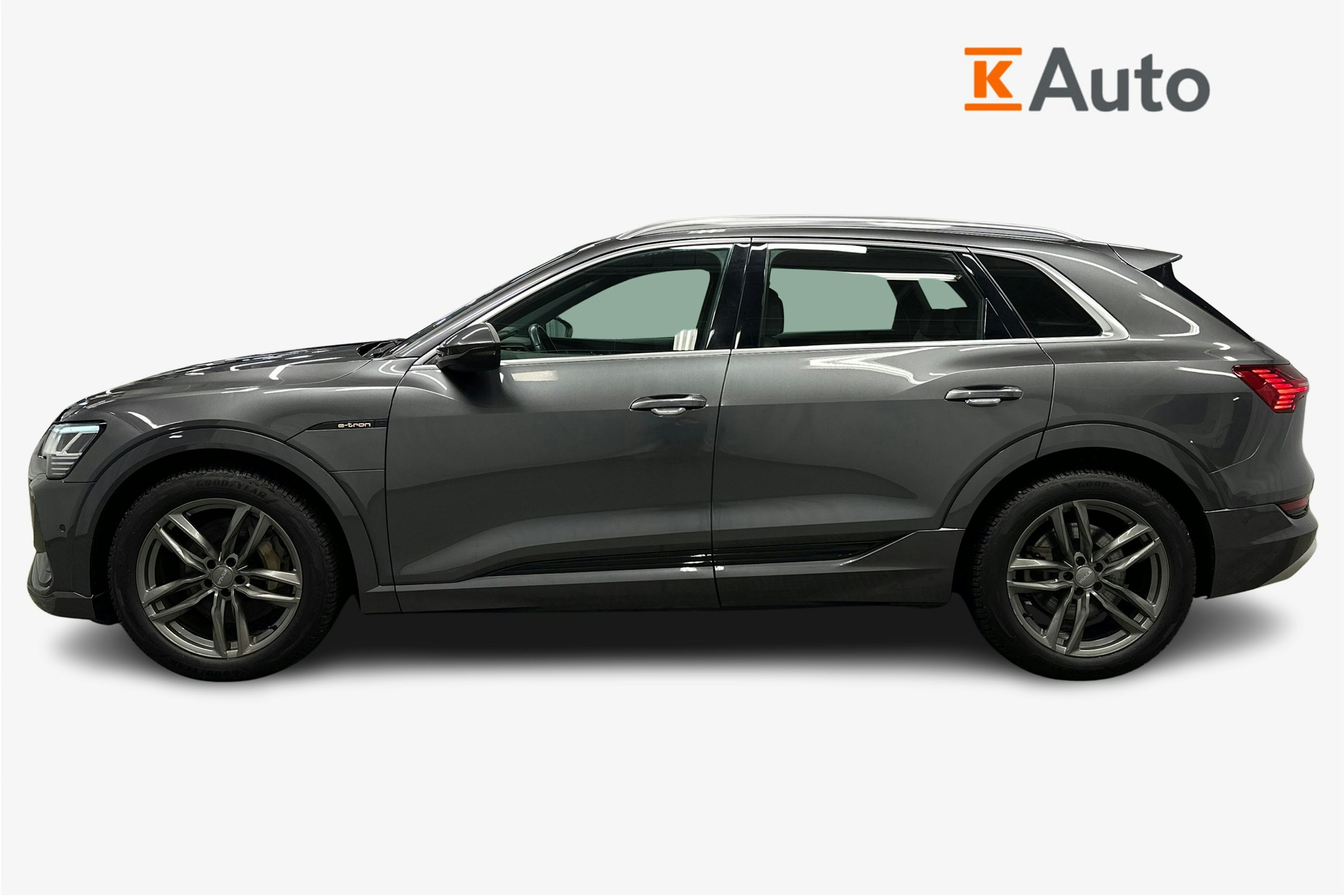 harmaa Audi e-tron 2022 kuva 6.