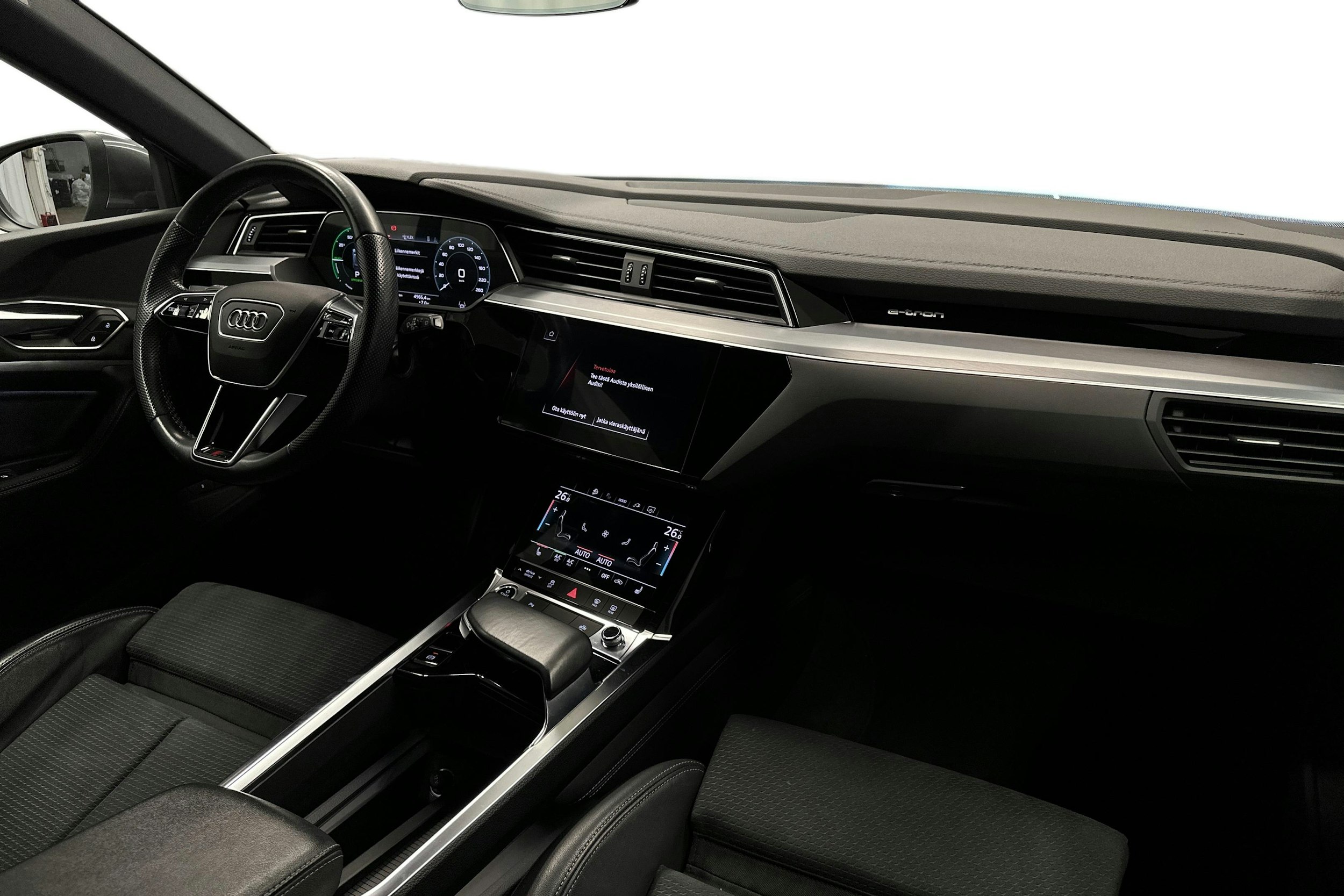 harmaa Audi e-tron 2022 kuva 9.