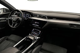 harmaa Audi e-tron 2022 kuva 9.