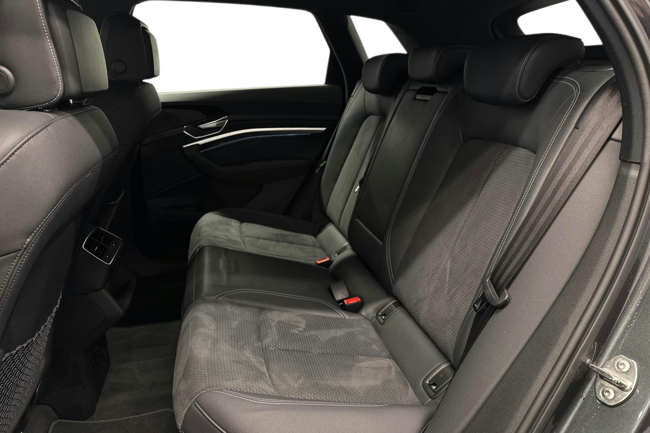 harmaa Audi e-tron 2022 kuva 10.