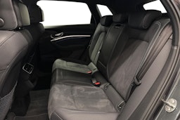 harmaa Audi e-tron 2022 kuva 10.
