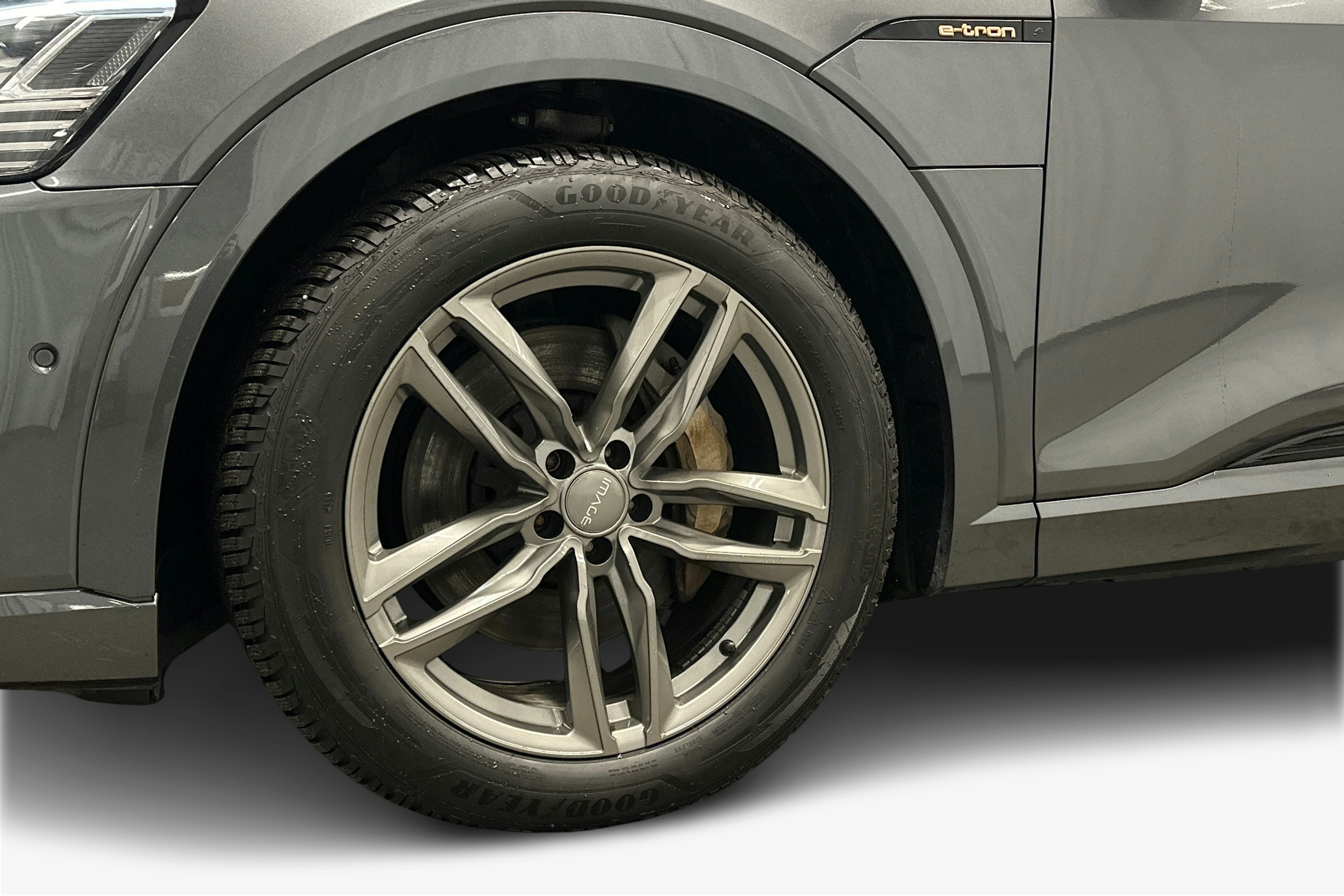 harmaa Audi e-tron 2022 kuva 11.