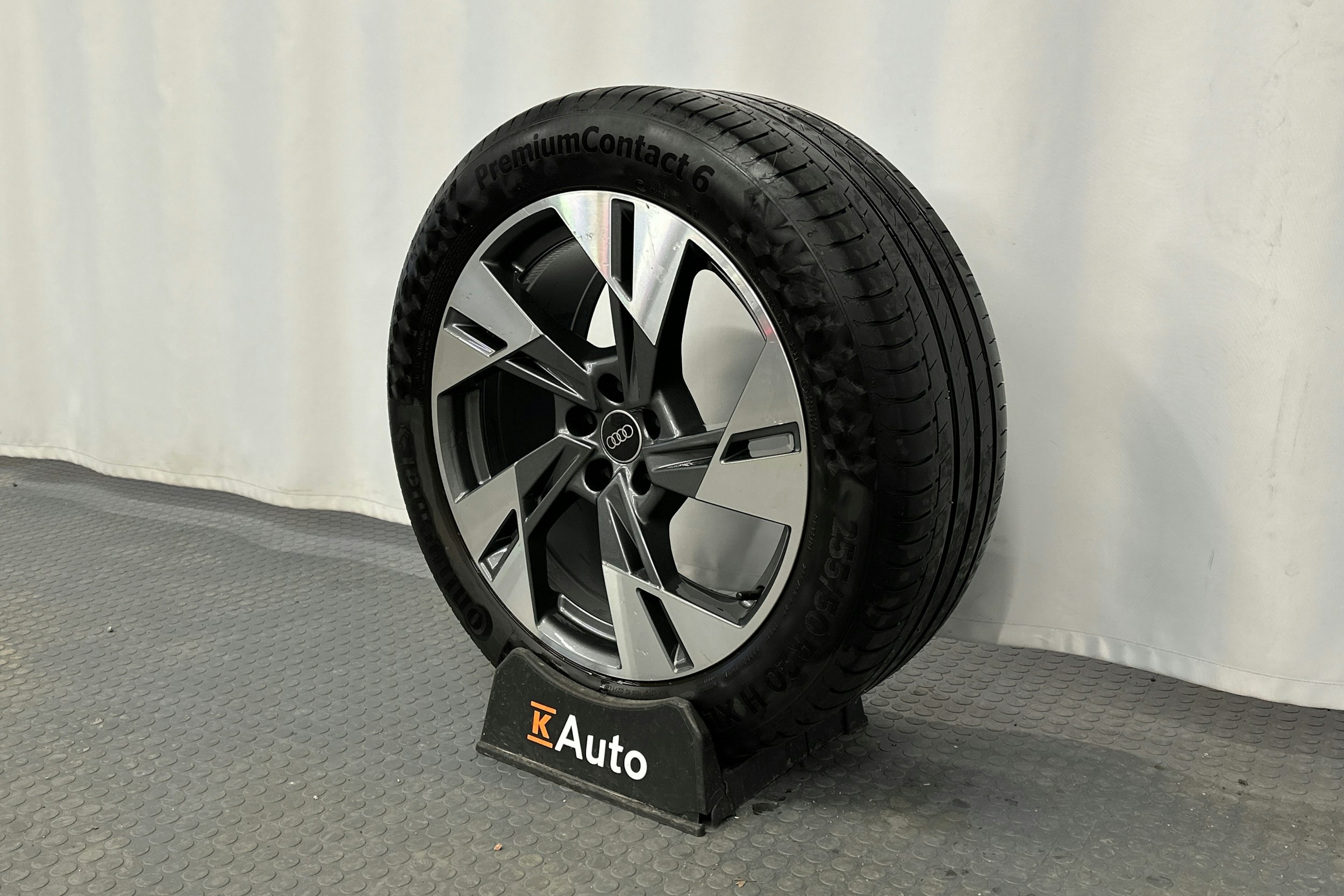 harmaa Audi e-tron 2022 kuva 13.