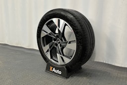 harmaa Audi e-tron 2022 kuva 13.