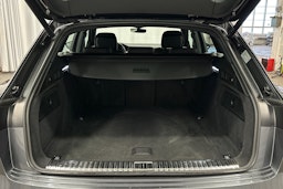 harmaa Audi e-tron 2022 kuva 14.